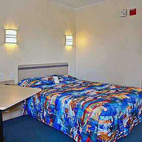 Super 6 Inn & Suites Pensacola Ferry Pass Room photo