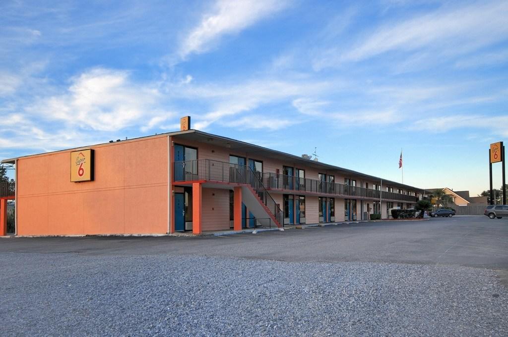 Super 6 Inn & Suites Pensacola Ferry Pass Exterior photo
